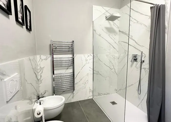 Dolce Family - Private Parking, Self Check In Apartment Como